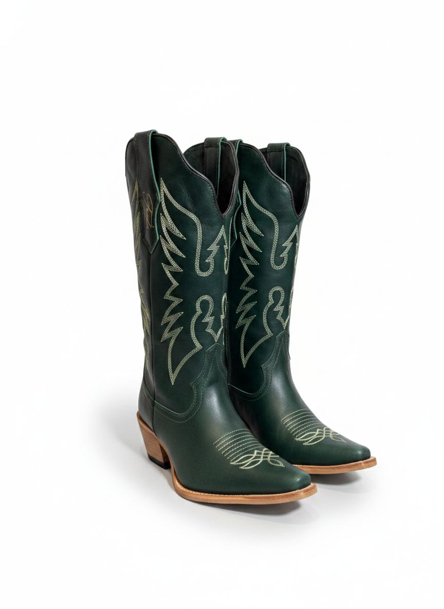 Bota Emerald de couro da Wanessa Lopez Concept, com detalhes elegantes e cabedal robusto, ideal para looks sofisticados.