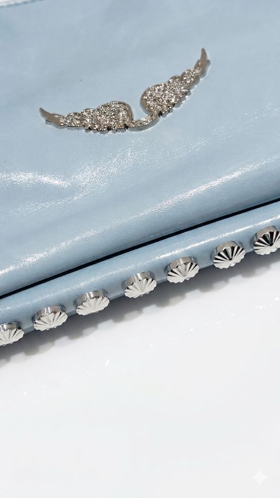 Bolsa feminina de couro ecológico com cristais, estilo elegante, da marca Wanessa Lopez Concept, mostrando detalhes da decoração.