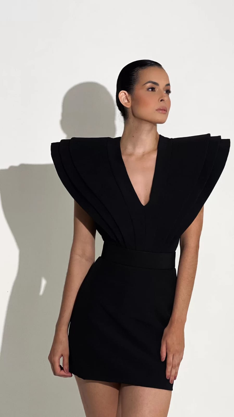 Vestido espacial mini da Wanessa Lopez Concept, com design futurista e detalhes modernos, apresentado em tom escuro.