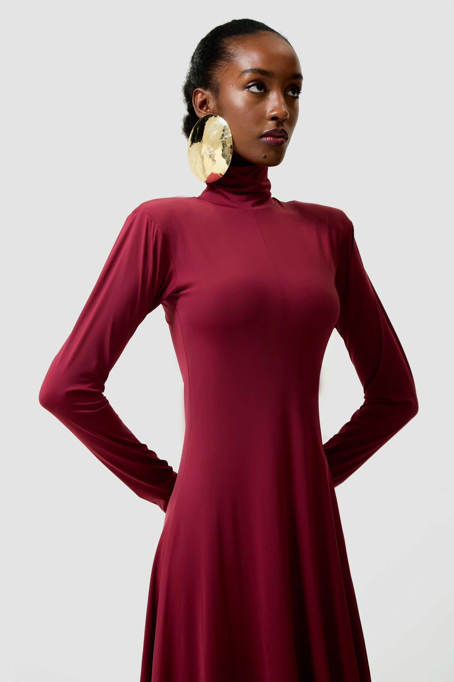 Vestido Afrodite New da Aluase, vestido feminino com detalhes elegantes, visto de frente em fundo neutro.