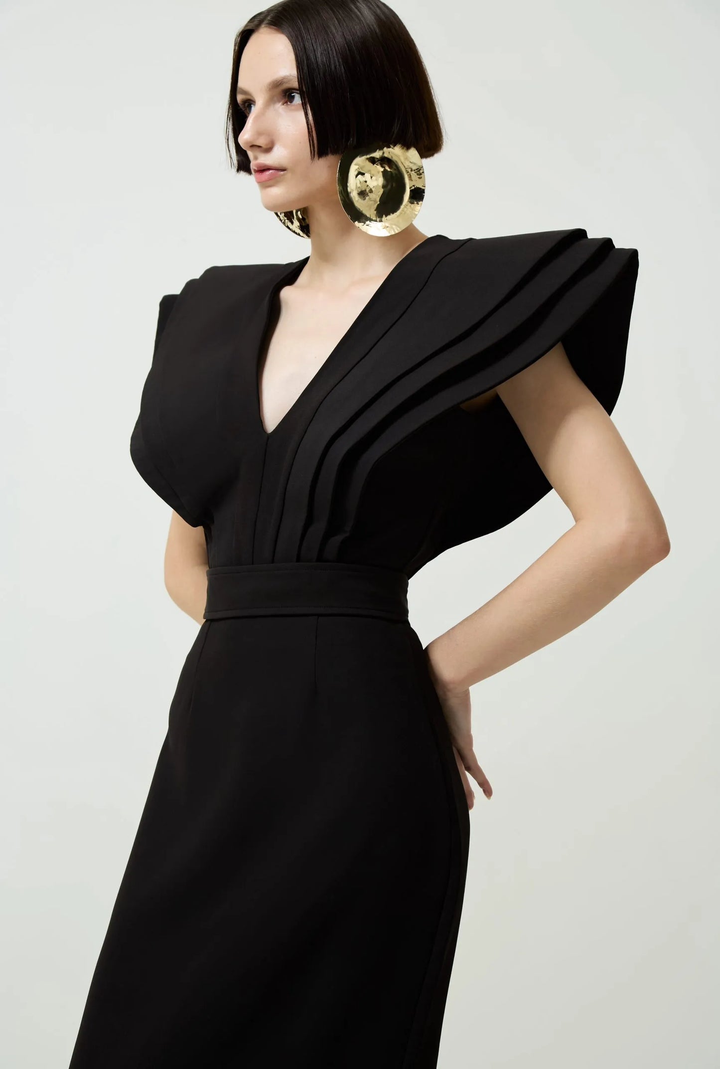 Vestido midi espacial da Aluase, com detalhes modernos e tecido brilhante, mostrado na imagem com visual elegante e futurista.