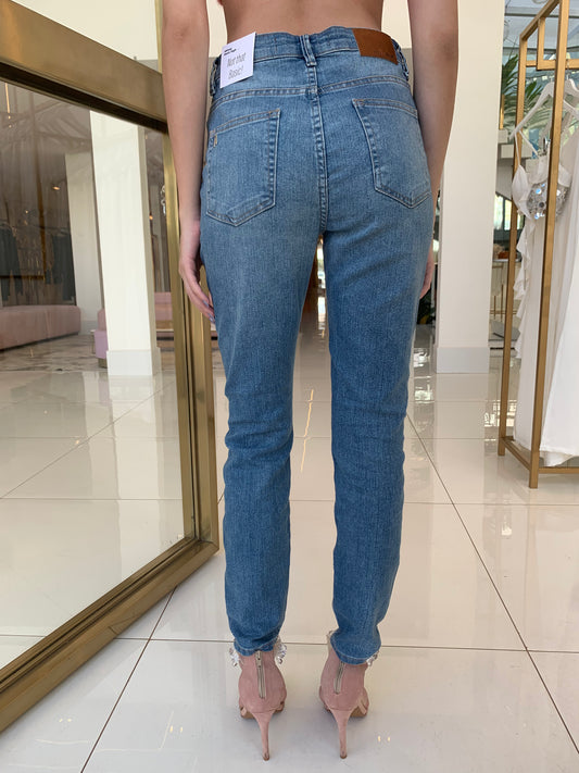 Skinny jeans in blue by ANIMALE, designed by Wanessa Lopez Concept, showcasing a close-up of the denim fabric and fit.
