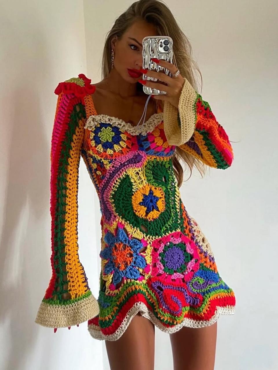 Vestido curto de crochê com flores na estampa, da marca Lopz, exibindo detalhes delicados e acabamento elegante.