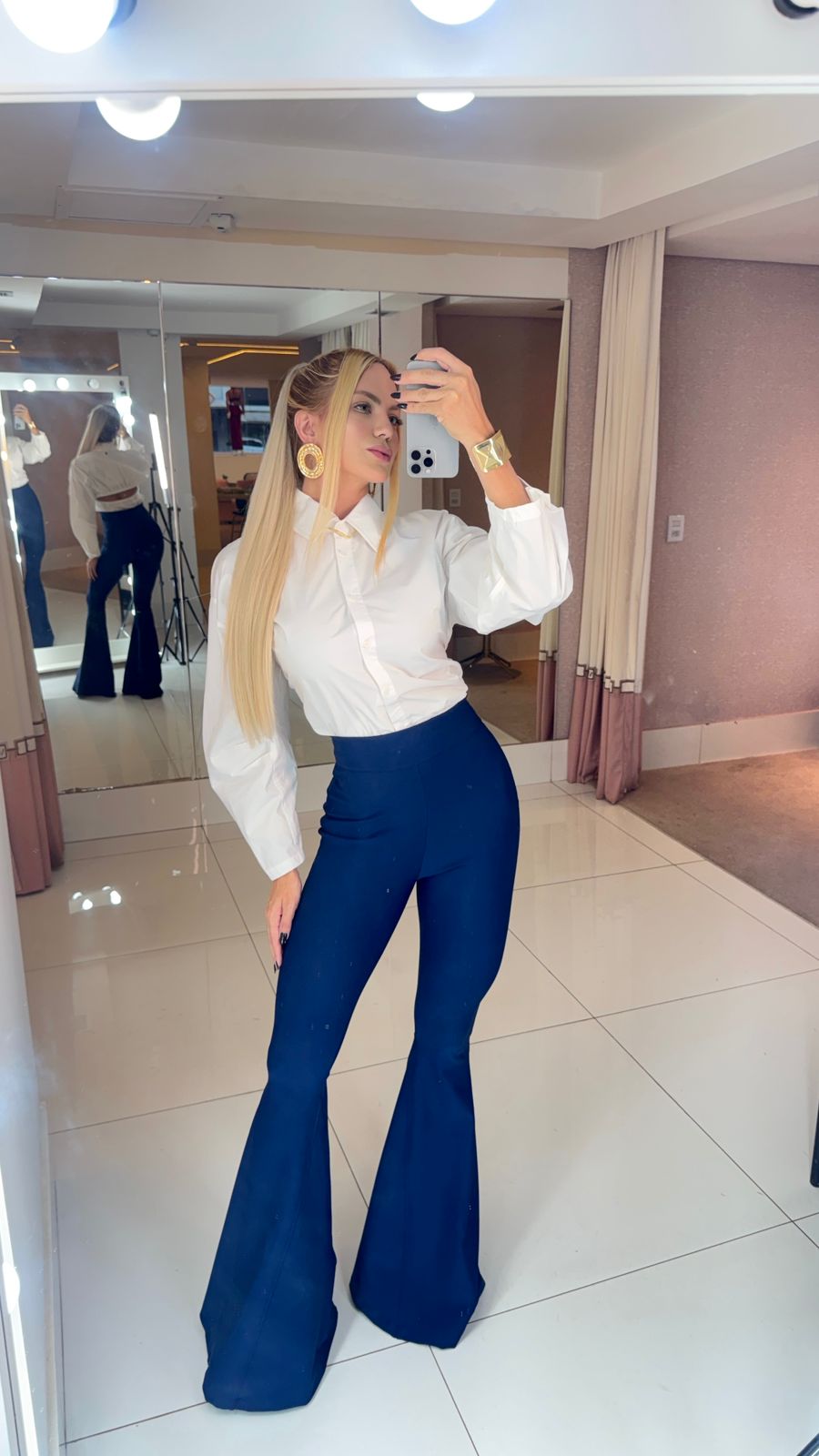Calça flare Lira Kaily da Lopz, de tecido confortável, com modelagem ajustada na cintura e perna ampla, vista frontal.