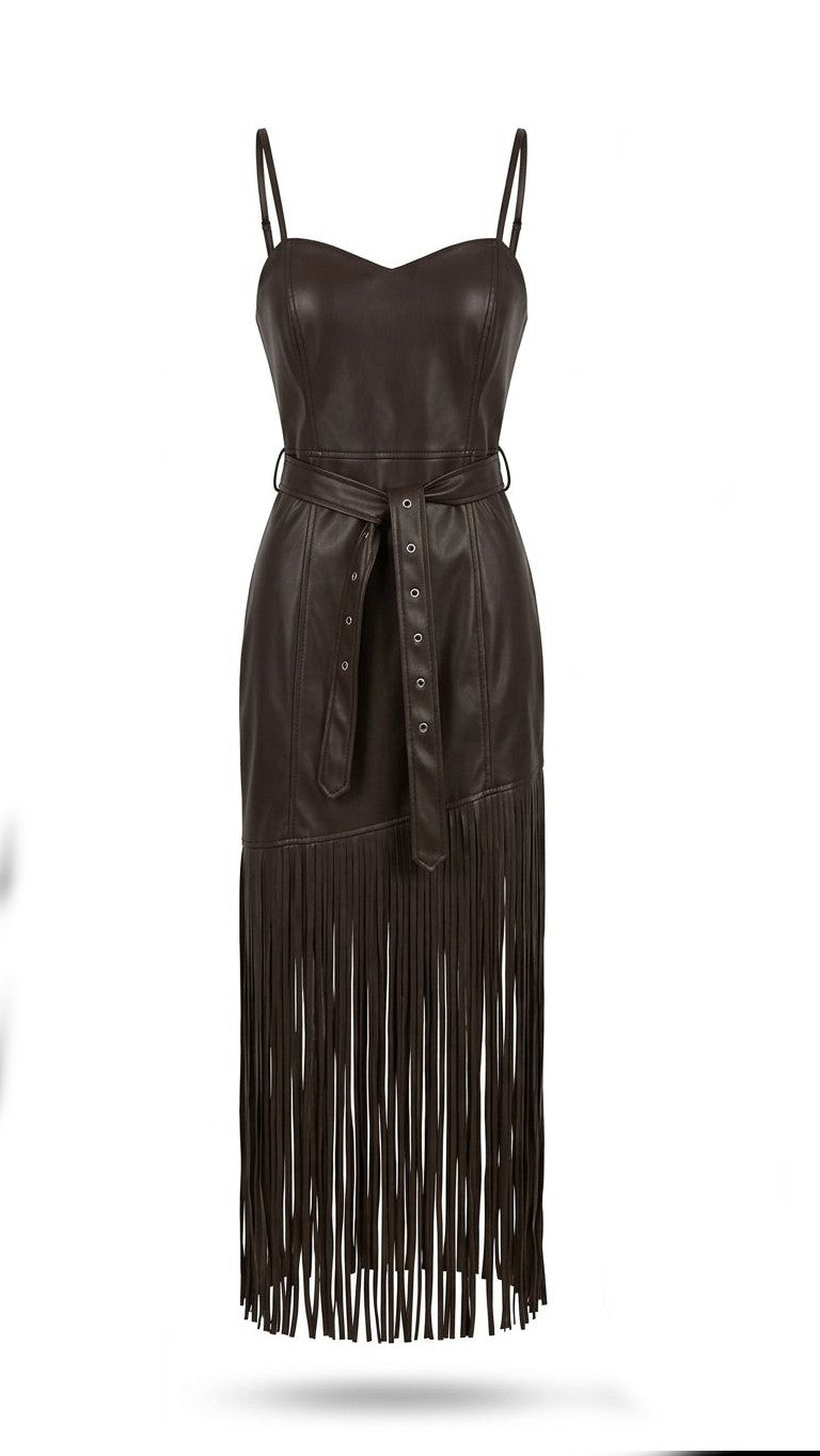 Vestido de couro ecológico com franjas da Wanessa Lopez Concept, detalhe da saia com acabamento em franjas e textura de couro.