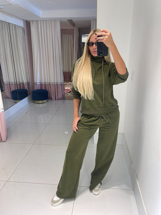 Conjunto de moletom rib Sofhia da Animale em verde militar, com capuz e detalhes em tecido confortável.