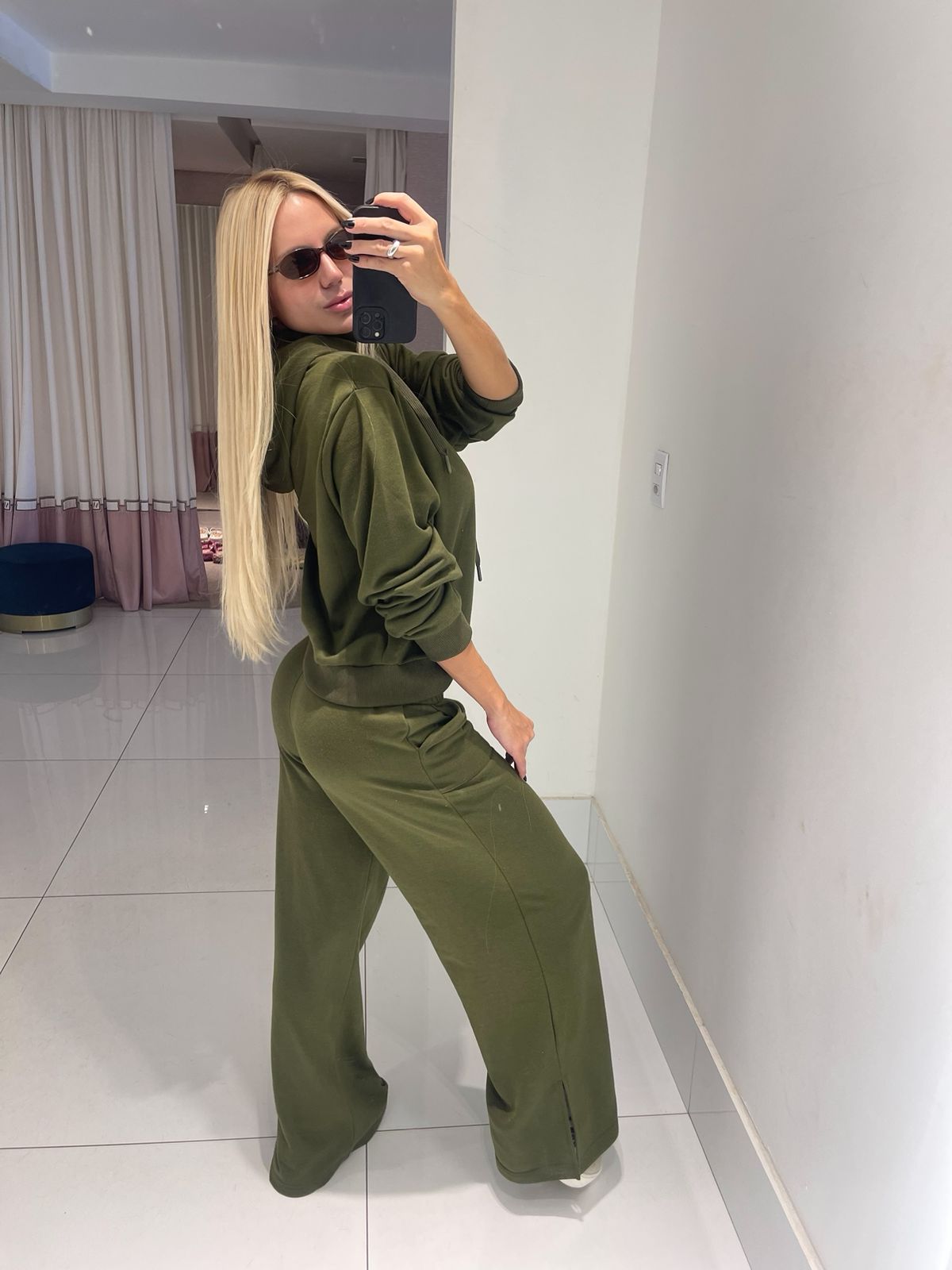 Conjunto de moletom rib Sofhia da Animale em cor verde militar, com capuz e detalhes em tecido confortável.