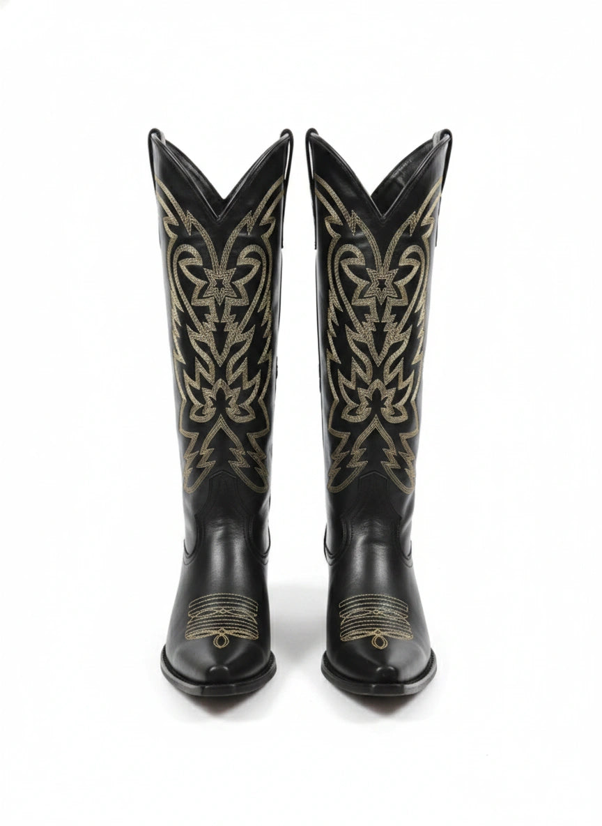 Bota de couro bordada da Wanessa Lopez Concept, com detalhes artesanais e acabamento elegante.