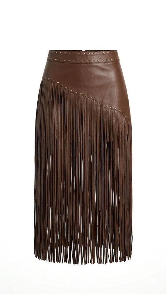 Saia de couro ecológico assimétrica com ilhós e franjas, da marca Wanessa Lopez Concept, mostrando detalhes do design.