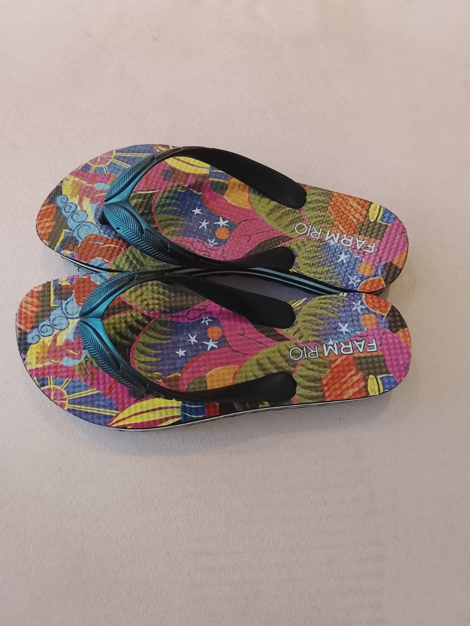 Sandália flat Farm preta, modelo chinelo, com solado confortável e design minimalista, vista de lado.
