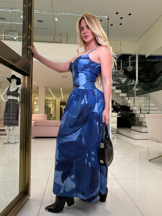 Vestido Farm Aquarela Floral Azul, vestido feminino com estampa colorida e detalhes delicados, perfeito para ocasiões especiais.
