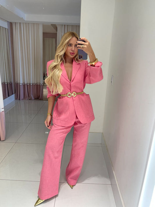 Blazer de alfaiataria rosa Ginger com corte casulo e detalhes de libélula, ideal para looks elegantes.