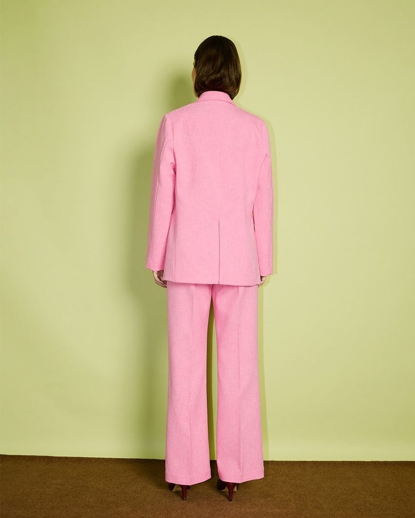Blazer rosa Ginger com calça reta Casulo Libélula, conjunto feminino elegante, visual completo em tecido leve e confortável.