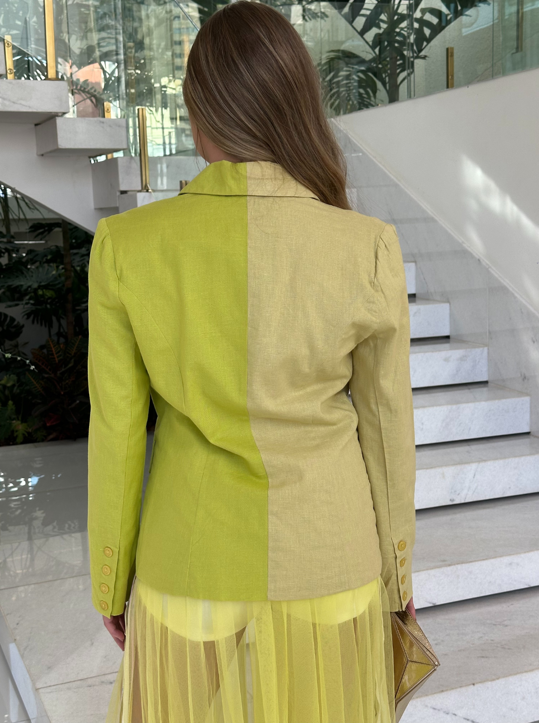 Blazer de linho bicolor Lais da Lopz, cor verde, com detalhes elegantes, ideal para looks sofisticados e casuais.