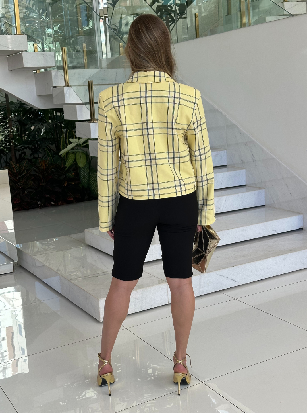 Blazer xadrez Lopz Andressa, modelo feminino com padrão de xadrez em cores variadas, mostrado na imagem.