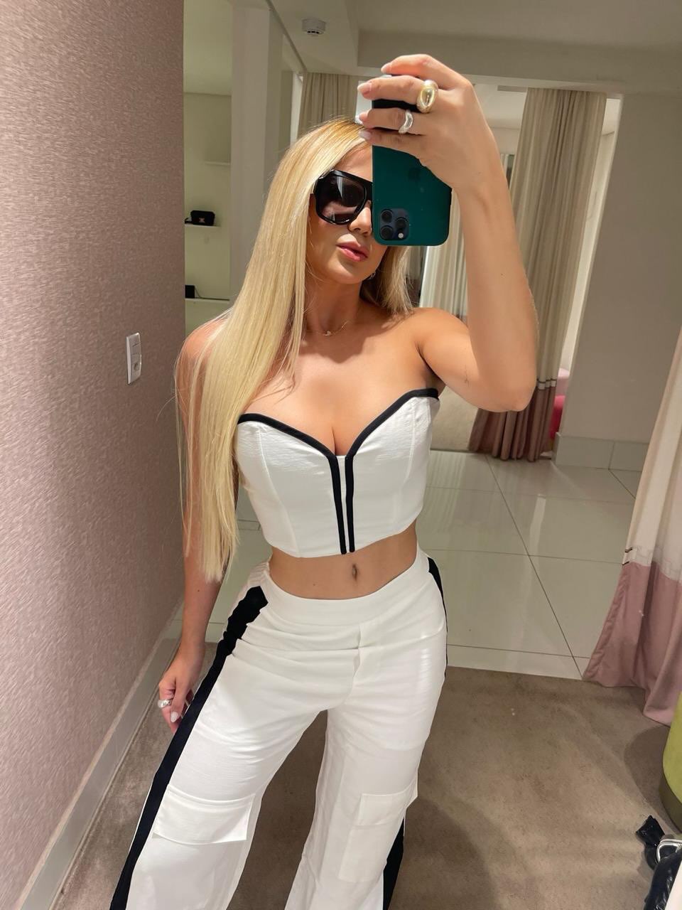 Calça Lopz Bicolo com bolsos em cores branco e preto, modelo casual e confortável para o dia a dia.