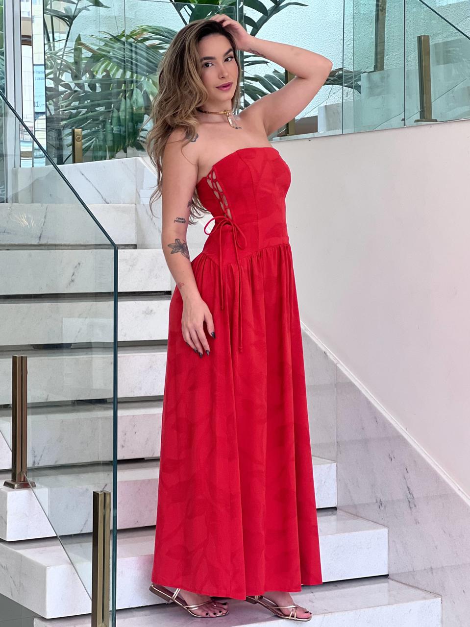 Vestido branco da Lopz com amarração lateral, tecido leve, ajuste na cintura e estilo casual elegante.
