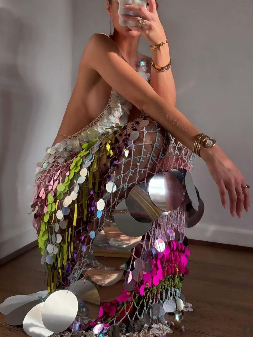 Vestido longo Lopz Luar de Verão com brilho, tecido leve e elegante, ideal para eventos e ocasiões especiais.