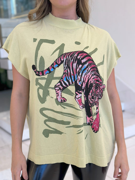 Blusa verde da Lopz com estampa de tigre, feita em tecido confortável, usada por Wanessa Lopez.