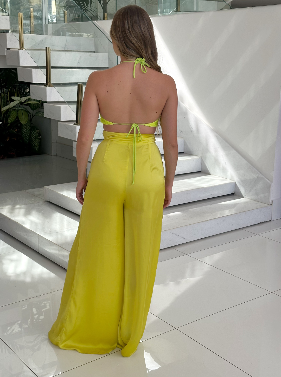 Calça pantalona Raquel da Wanessa Lopez Concept, com tecido leve e caimento fluido, em tom neutro e elegante.