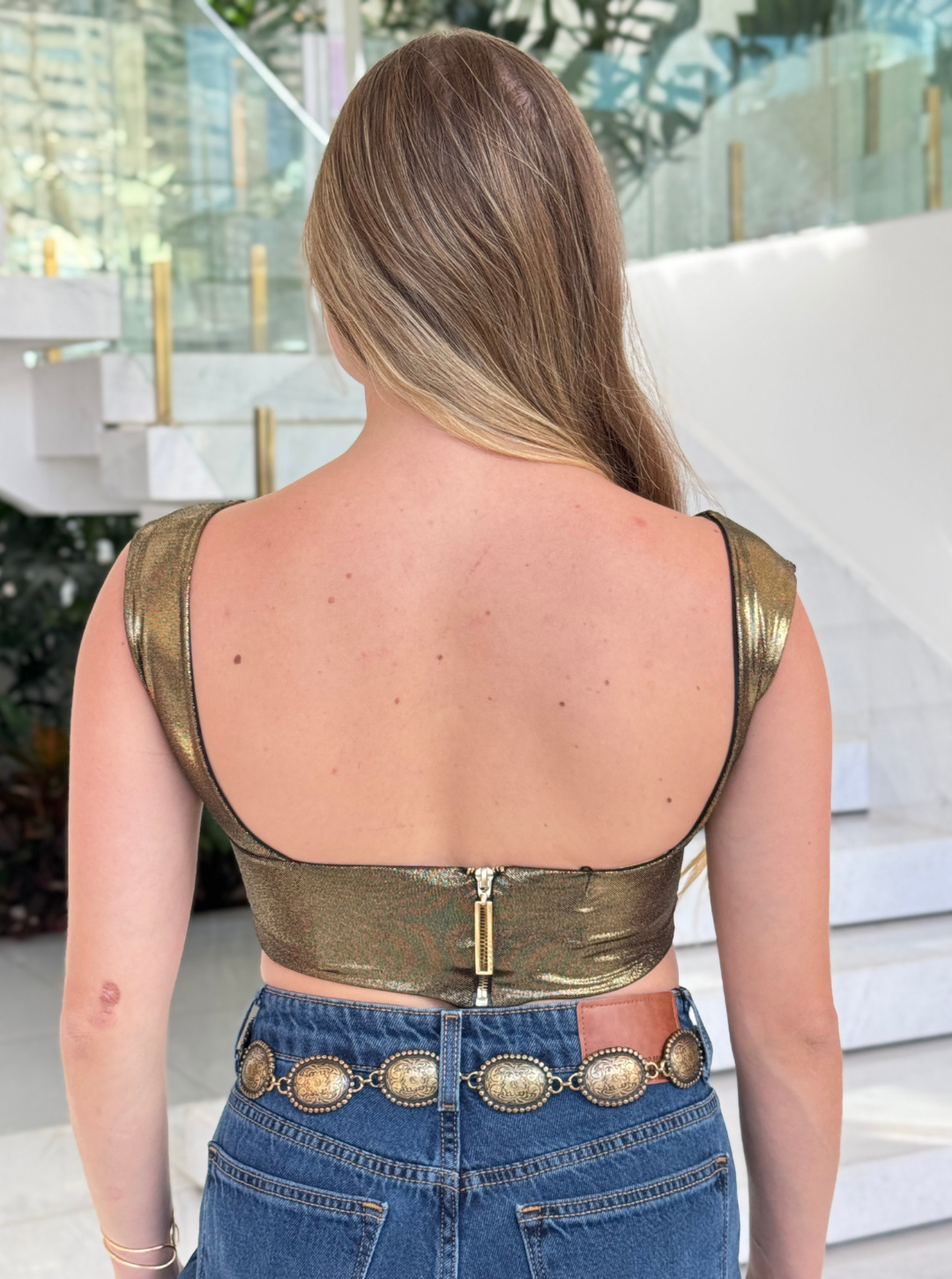 Cropped Dourado Regata by Wanessa Lopez Concept, featuring a stylish design in a shiny golden fabric.