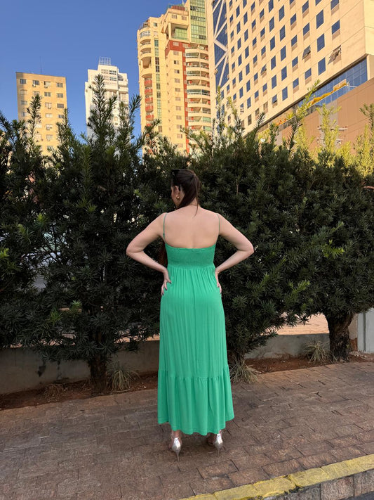 Vestido longo verde com alça da marca Lopz, tecido fluido e estilo elegante, usado por uma modelo.