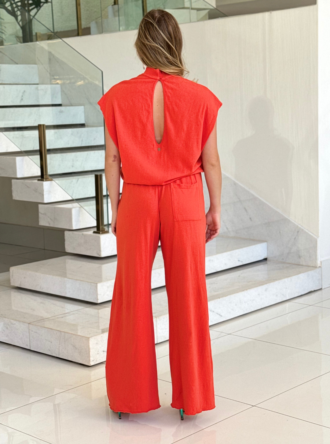 Macacão laranja da marca Lopz, estilo casual, exibido na modelo com detalhes de tecido leve e confortável.