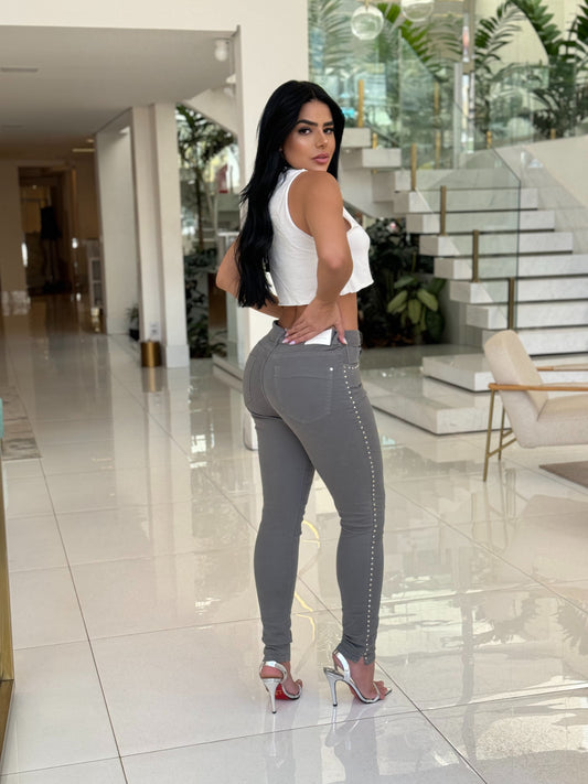 Calça sarja high fit bordada em tom claro, destacando detalhes de bordado, da marca Wanessa Lopez Concept.