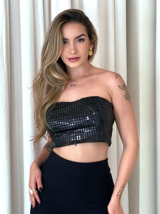 Cropped Disco Lopz, cropped preto e rosa com detalhes brilhantes, modelo com cabelo castanho e maquiagem natural.