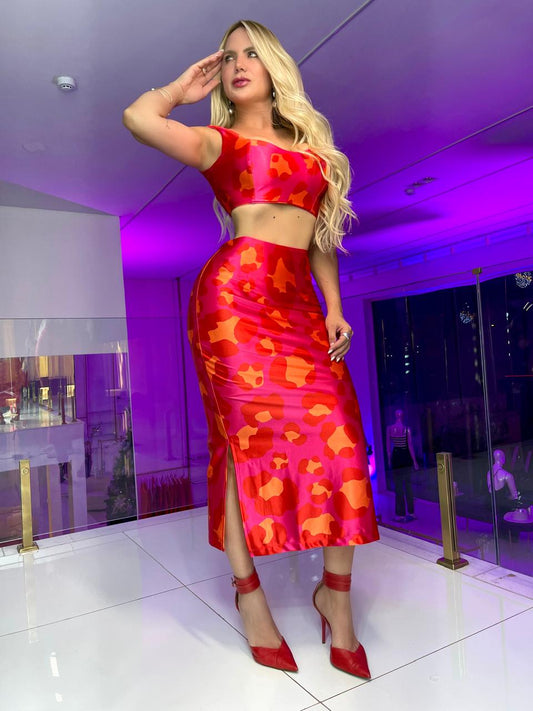 Saia midi longa rosa com fenda lateral, estilo oncita, da marca Wanessa Lopez Concept, vista de frente.