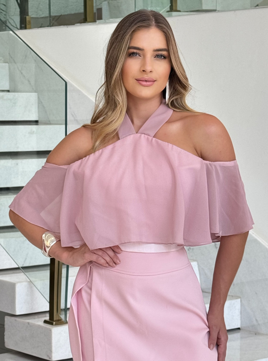 Blusa Assa Anny da Lopz em tecido rosa, combinada com saia de alfaiataria rosa, estilo elegante e contemporâneo.