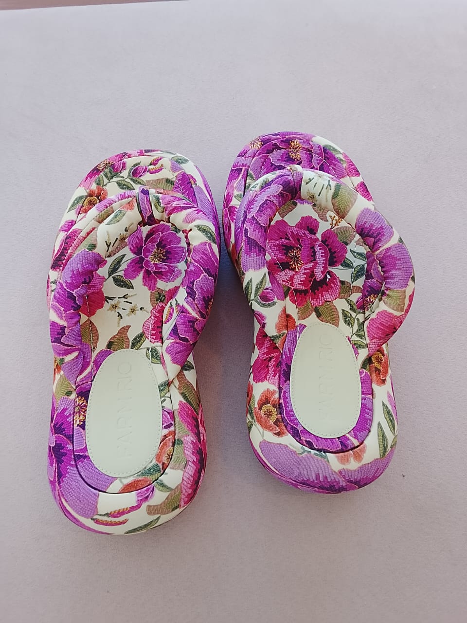 Sandália flat Farm Gabby com estampa floral, modelo confortável e casual, ideal para looks descontraídos.