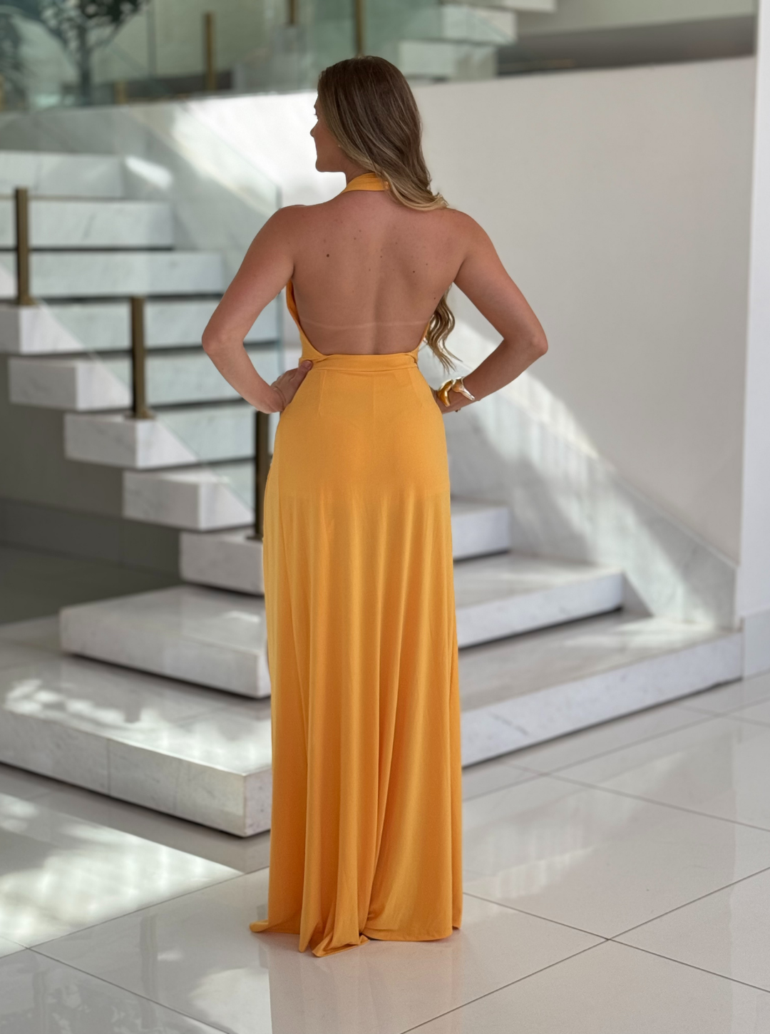 Vestido amarelo Lopz Andara Glan, vestido feminino com corte elegante, usado por Wanessa Lopez, em fundo neutro.