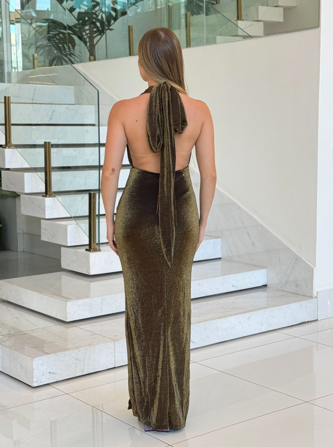 Vestido Estelar Dourado da Lopz, com detalhes brilhantes e estilo elegante, usado por Wanessa Lopez em evento de moda.