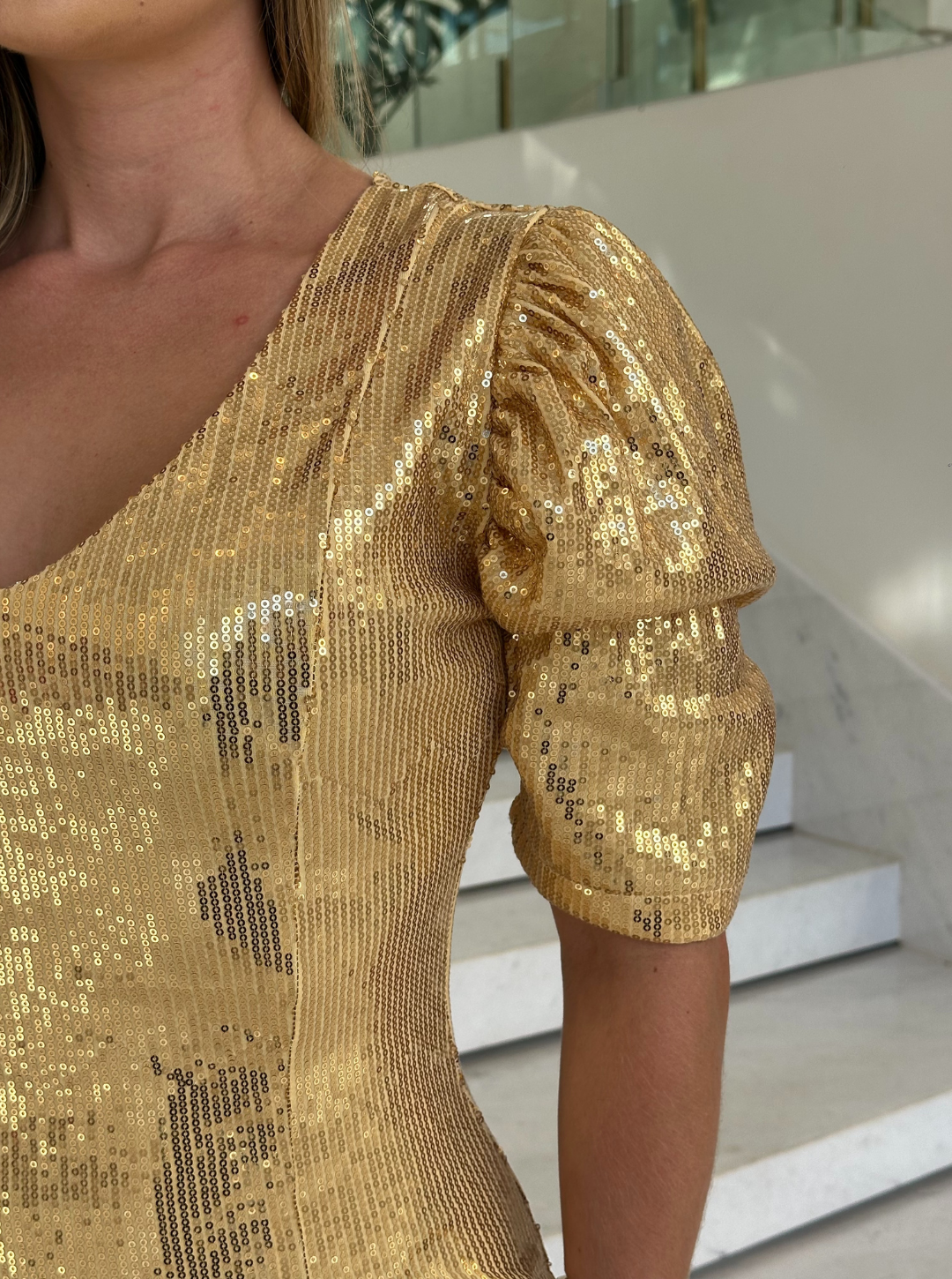 Vestido Lopz Lantejola Princesa dourado com detalhes brilhantes, modelo longo e elegante, ideal para ocasiões especiais.