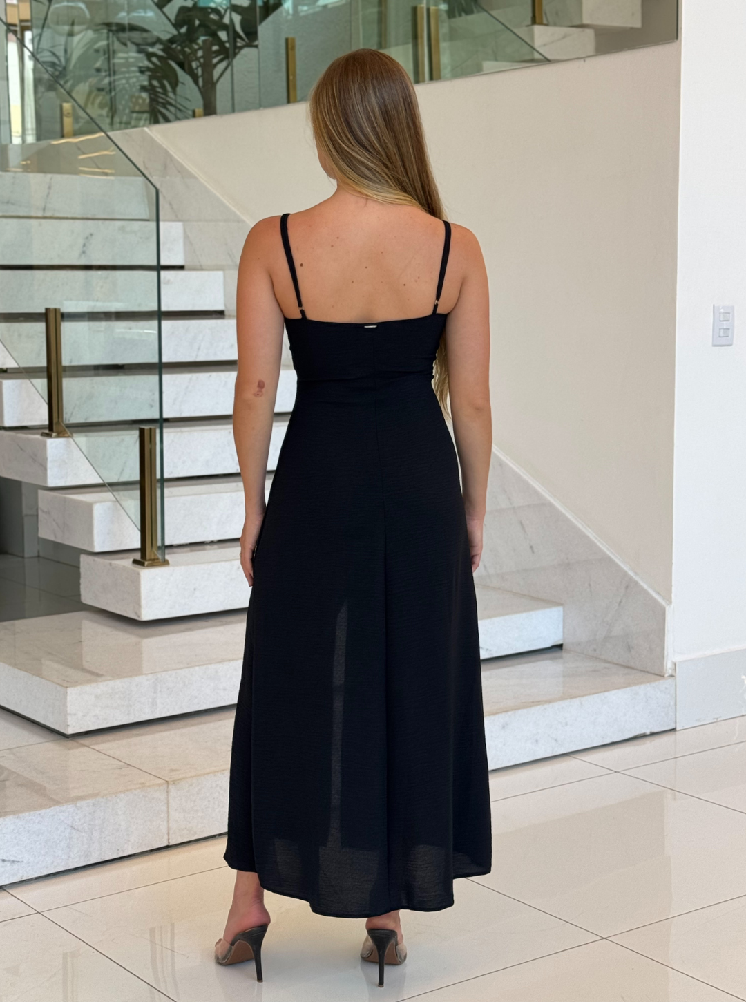 Vestido preto Lopz Botom Farias, modelagem elegante, com detalhes modernos, usado por Wanessa Lopez.