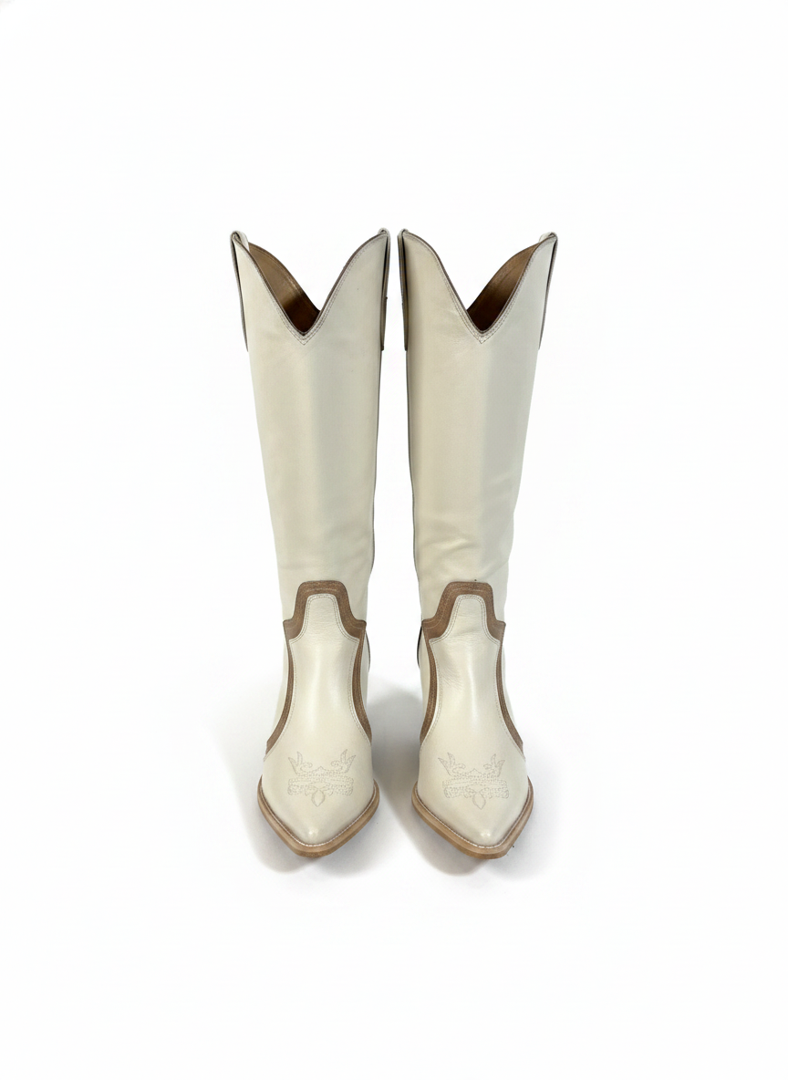 Bota Phoenix de couro da Wanessa Lopez Concept, detalhes em couro preto e sola robusta, vista lateral.