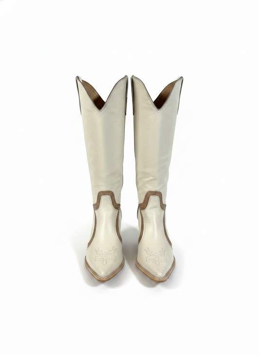 Bota Phoenix de couro da Wanessa Lopez Concept, detalhes em couro preto e sola robusta, vista lateral.