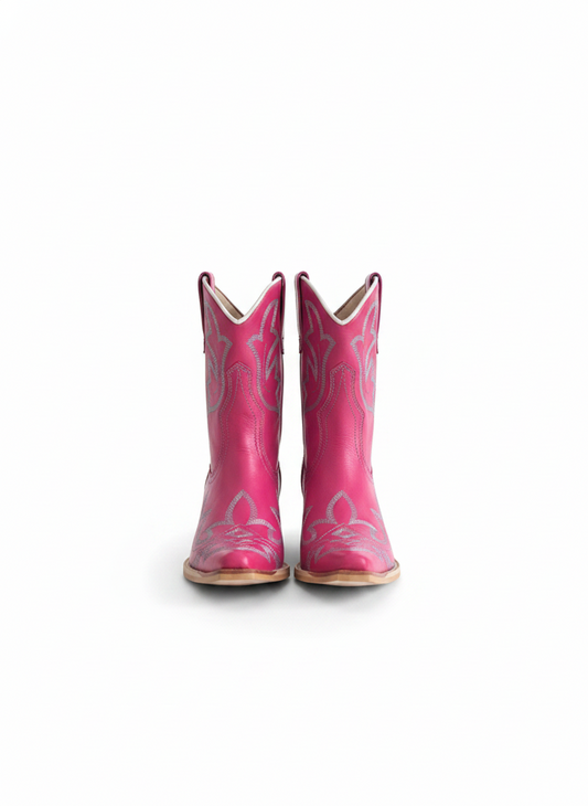 Bota de couro Barbe da marca Wanessa Lopez Concept, vista lateral com detalhes elegantes e acabamento de alta qualidade.