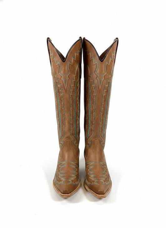 Bota cano longo de couro preto da Wanessa Lopez Concept, com salto baixo e acabamento elegante.