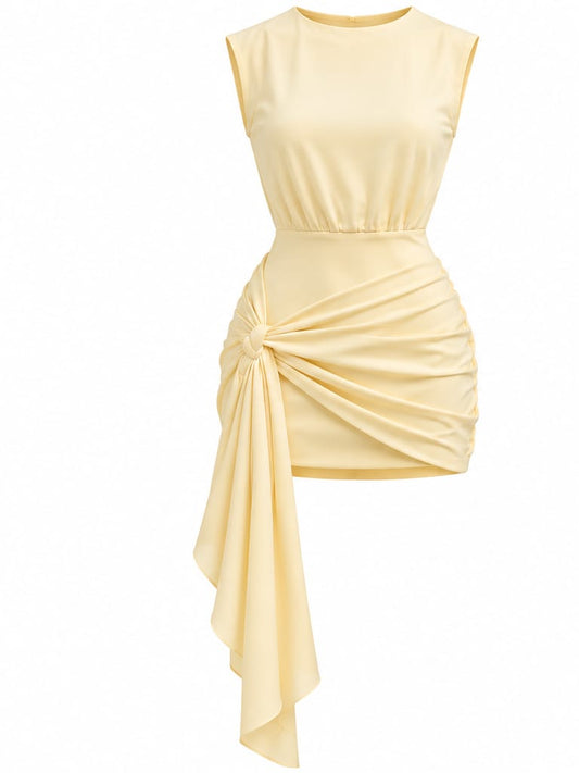 Vestido Malika da marca FICA exibido com detalhes de tecido e design elegante em tom neutro.