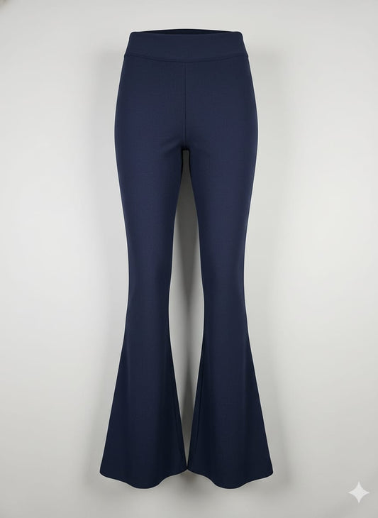 Calça flare Wanessa Lopez Concept, modelo com corte ajustado na cintura e boca larga, em tecido de cor neutra.