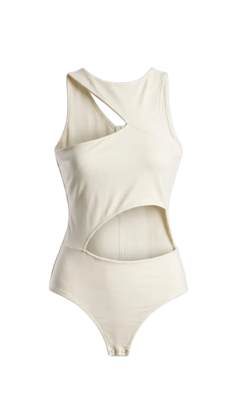 Recorte frontal de corpo da marca Wanessa Lopez Concept, detalhe de roupa de moda feminina com design elegante.