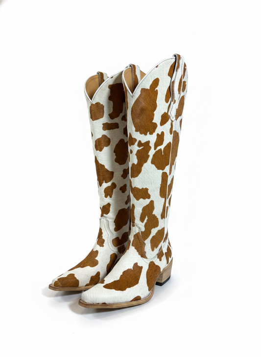 Bota animal print de couro da Wanessa Lopez Concept, com salto médio e detalhe de estampa de animal em couro natural.