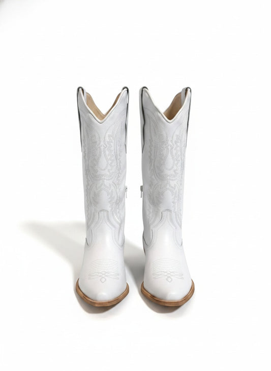 Bota branca de couro Wanessa Lopez Concept, estilo casual, com sola robusta e acabamento elegante, vista frontal.