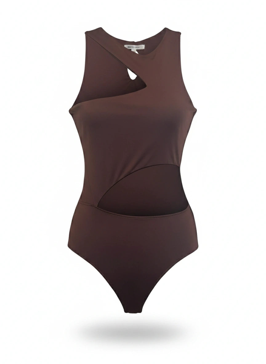 Recorte frontal de corpo da Wanessa Lopez Concept, detalhe de design em tecido, modelo de roupa feminina elegante.