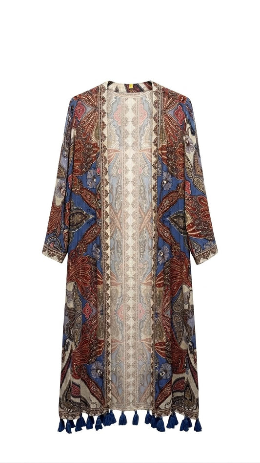 Casaco Kimono Localizado Jandaia da marca WLC, com padrão colorido e detalhes tradicionais, veste uma mulher elegantemente.