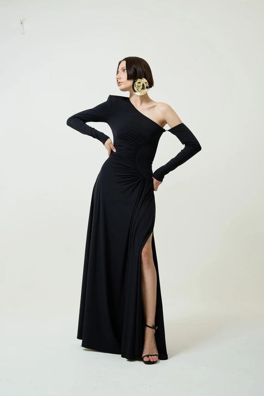 Vestido Lua da Aluase exibido, com tecido leve e design elegante, ideal para ocasiões especiais.