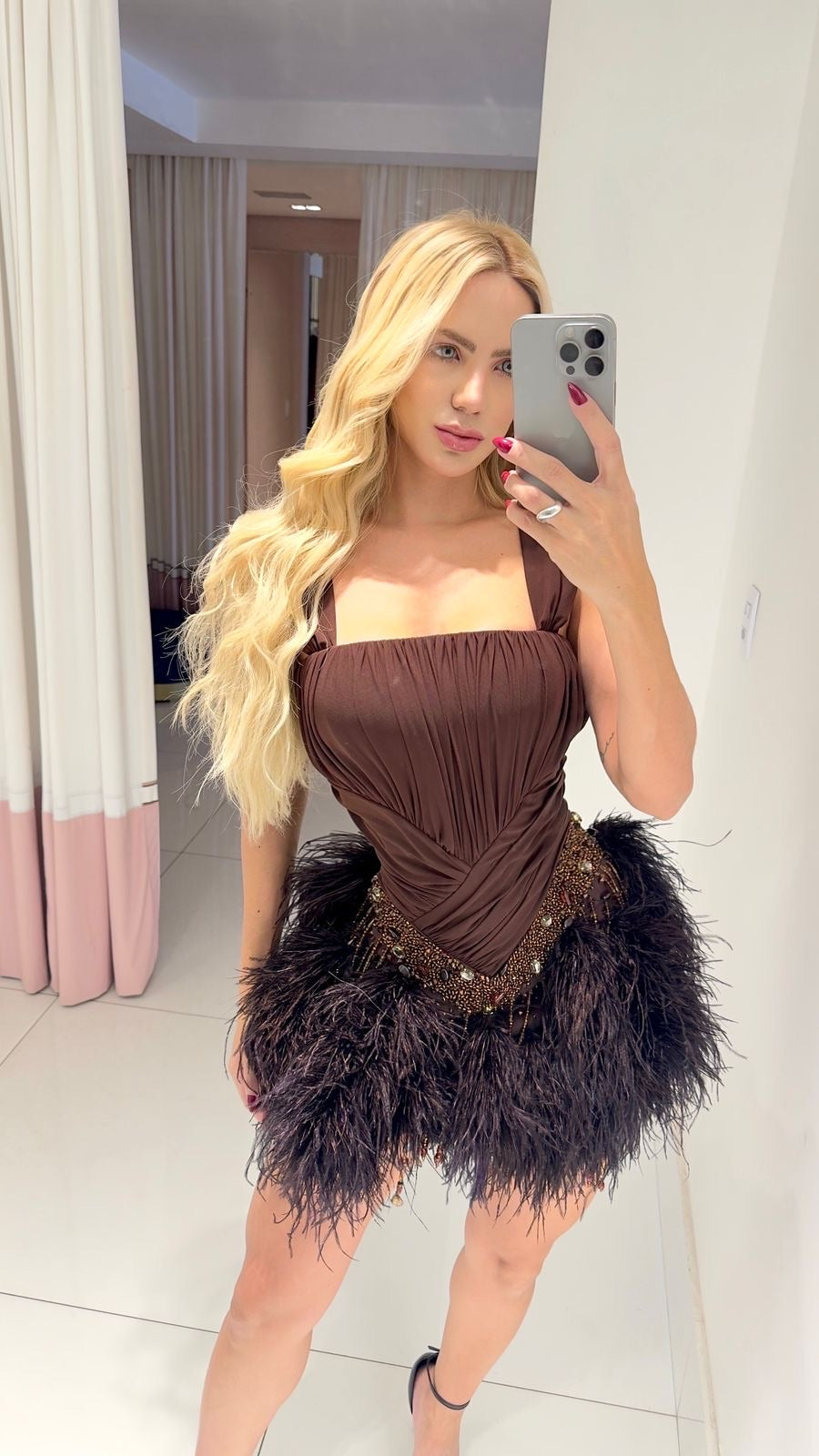 Vestido Lopz Aurora, modelo elegante com detalhes em tecido leve, perfeito para ocasiões especiais.