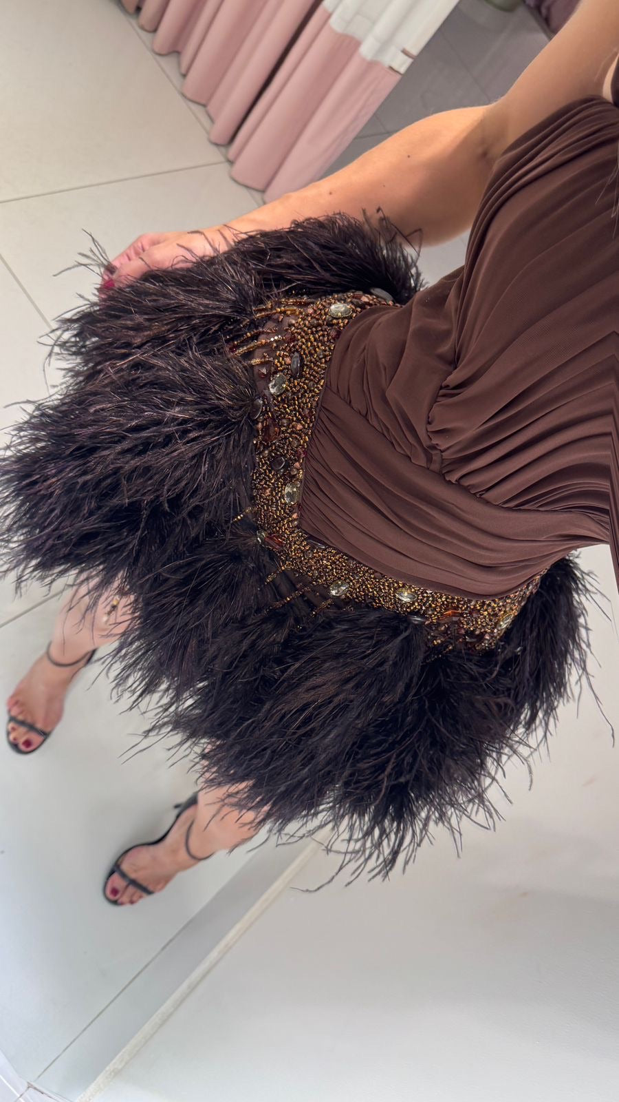 Vestido Lopz Aurora com detalhes elegantes, tecido leve e corte ajustado, ideal para ocasiões especiais.